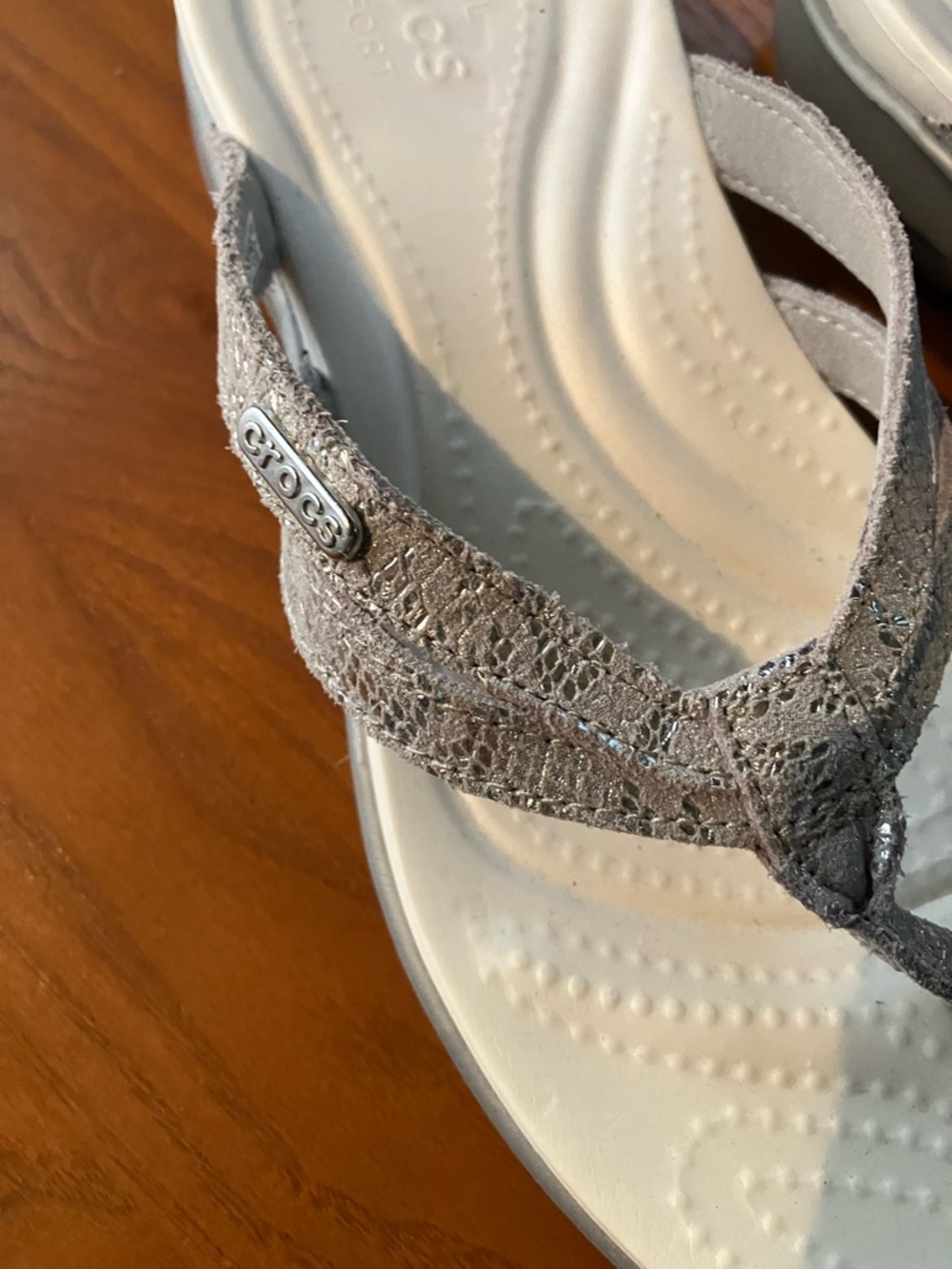 CROCS Silver Glitter Thong Sandals with White Footbed Women’s Size 7 - Picture 4 of 6